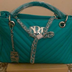 This is a BM purse in the color Green